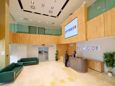 منطقة الاستقبال في مستشفى Optimed International بتصميم حديث ومقاعد انتظار