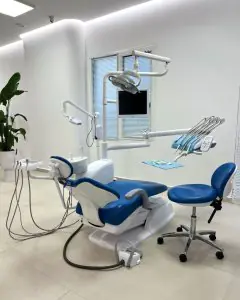 غرفة علاج أسنان بمعدات حديثة في عيادة Santa Caterina