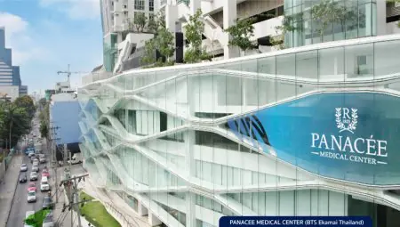 واجهة زجاجية حديثة لمركز Panacee Medical Center في بانكوك، تايلاند