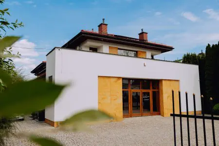 Exterior de la clínica Artisan, edificio moderno con grandes ventanales y entrada