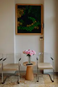 Sala de espera de Artisan Clinic con sillas modernas y decoración floral