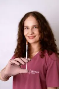 Enfermera de Artisan Clinic sostiene jeringa para inyección cosmética