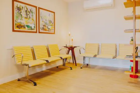 غرفة انتظار في عيادة د. ميشيل سلامة لجراحة التجميل مع مقاعد حديثة