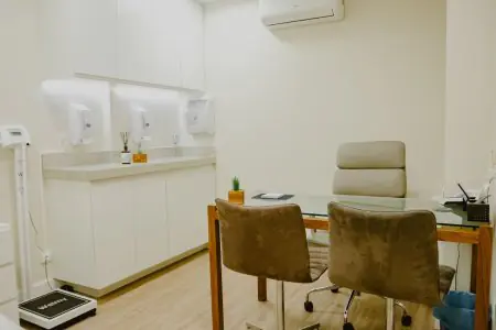 غرفة استشارة في عيادة د. ميشيل سلامة لجراحة التجميل والترميم