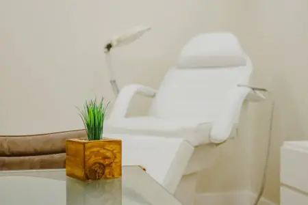 غرفة استشارة في عيادة د. ميشيل سلامة لجراحة التجميل والترميم