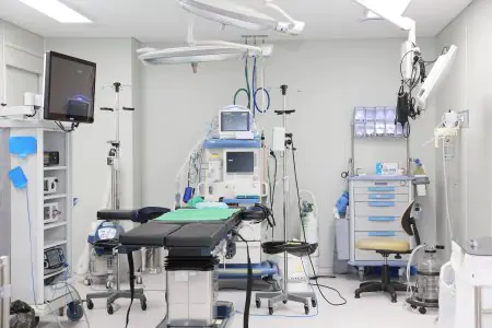 غرفة عمليات حديثة في مستشفى جيبيوم العام مزودة بمعدات جراحية متقدمة