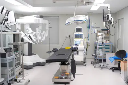 غرفة عمليات جراحة روبوتية في مستشفى جيبيوم العام مزودة بأجهزة طبية متقدمة