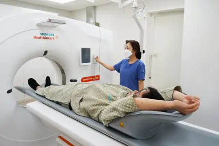 غرفة التصوير المقطعي في مستشفى Gibbeum General مع جهاز Siemens Healthineers