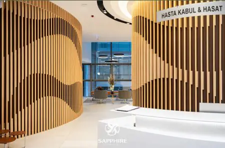 Recepción moderna en Sapphire Hair Clinic con diseño interior de madera elegante