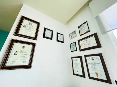 جدار الشهادات الطبية في عيادة Cancun Hair Restoration
