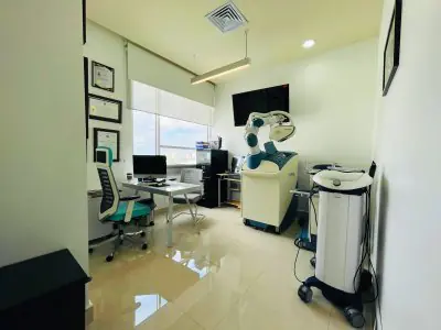 غرفة استشارة مع أجهزة متقدمة لاستعادة الشعر في عيادة Cancun Hair Restoration