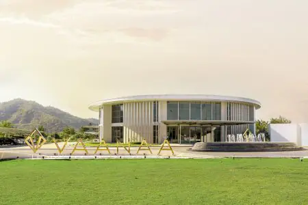 Fachada moderna de la clínica VAANAA Longevity Bangsaen con vidrio y fuente