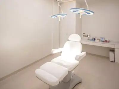 Sala de tratamiento moderna en VAANAA Longevity Bangsaen con sillón y luces quirúrgicas