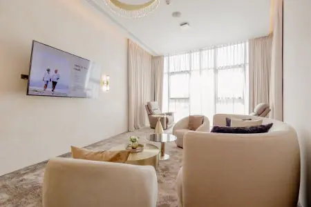 Sala de espera moderna para pacientes en VAANAA Longevity Bangsaen con asientos cómodos