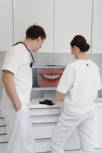 أخصائيو الأسنان يراجعون تصميم الابتسامة على الشاشة في عيادة RIKOTA Dental Clinic