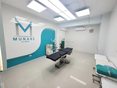 غرفة عمليات حديثة في Munare Clinic Chiangmai مع معدات جراحية