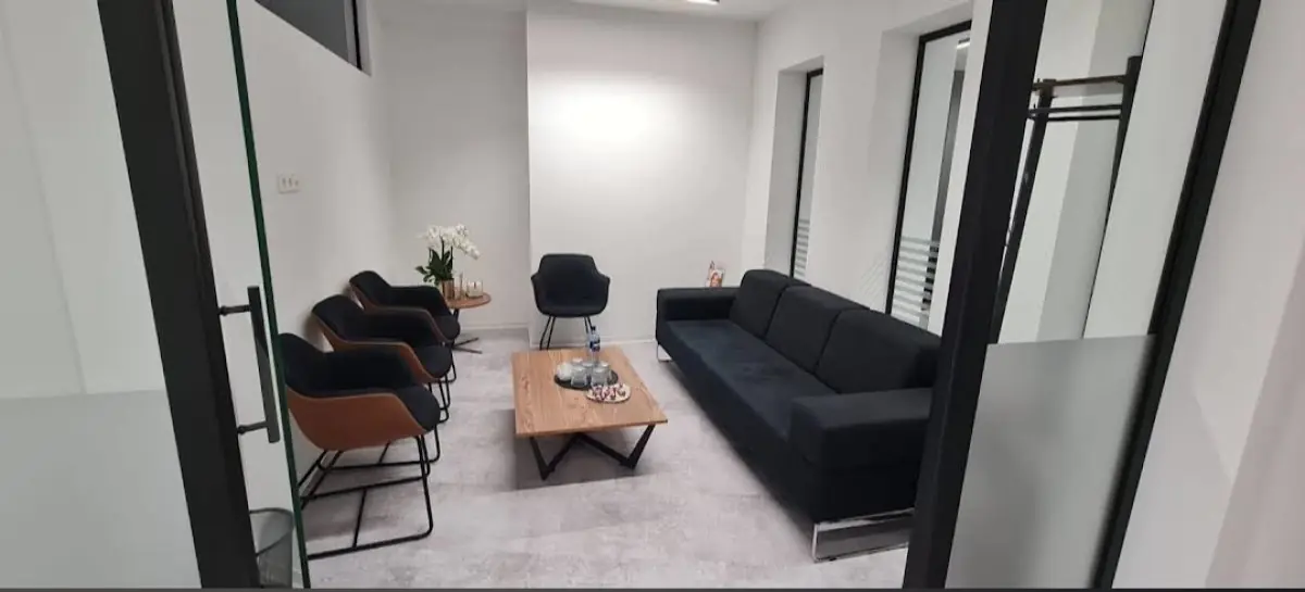 Зона ожидания в клинике Alpha Beauty Hannover с современной мебелью