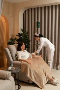 مريضة تتلقى علاج وريدي في صالة الراحة في عيادة EDNA Wellness
