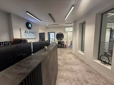 منطقة الاستقبال في عيادة Alpha Beauty هانوفر بديكور حديث ومكاتب للموظفين