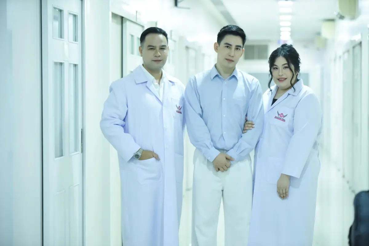 Медицинский персонал в белых халатах в коридоре клиники Somchai