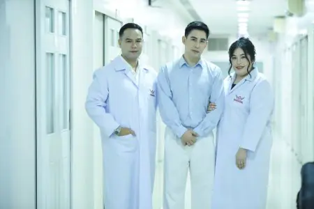 طاقم طبي يرتدي المعاطف البيضاء في ممر عيادة Somchai