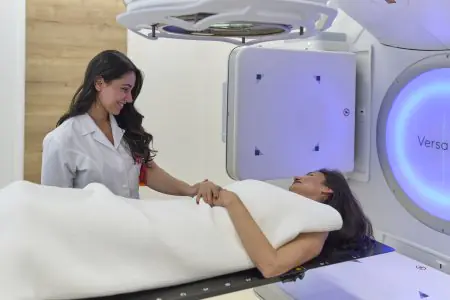 غرفة علاج إشعاعي في Amethyst Radiotherapy Austria بمعدات متقدمة