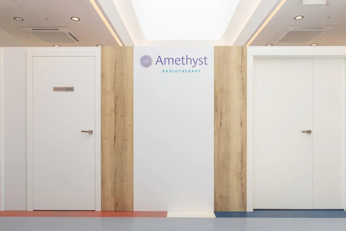 Коридор з дверима в клініці Amethyst Radiotherapy Austria, сучасний інтер'єр