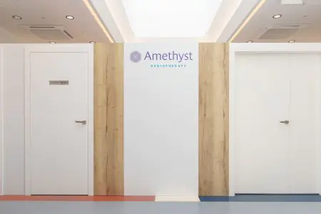 ممر بأبواب في عيادة Amethyst Radiotherapy Austria، تصميم داخلي حديث