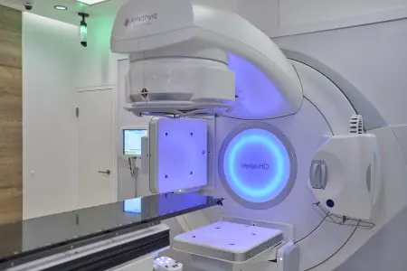 جهاز العلاج الإشعاعي Versa HD في عيادة Amethyst Radiotherapy Austria