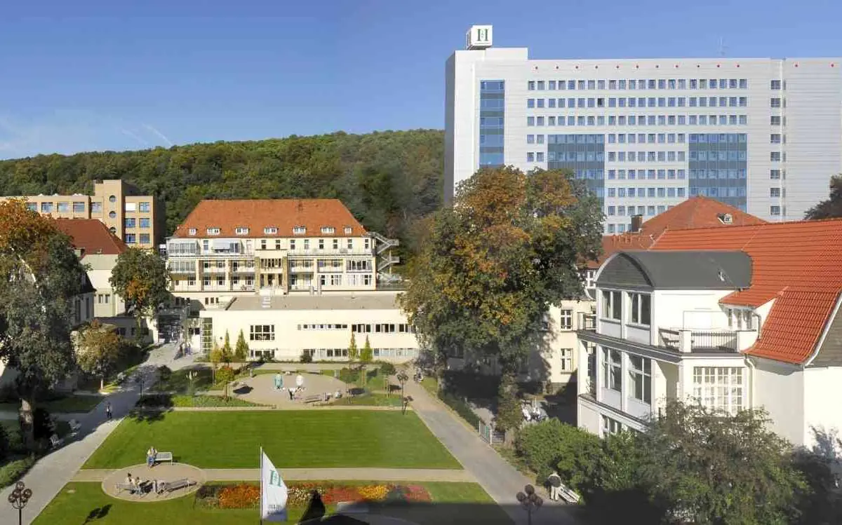 Außenansicht der Helios Universitätsklinikum Wuppertal Klinik mit Garten in Deutschland