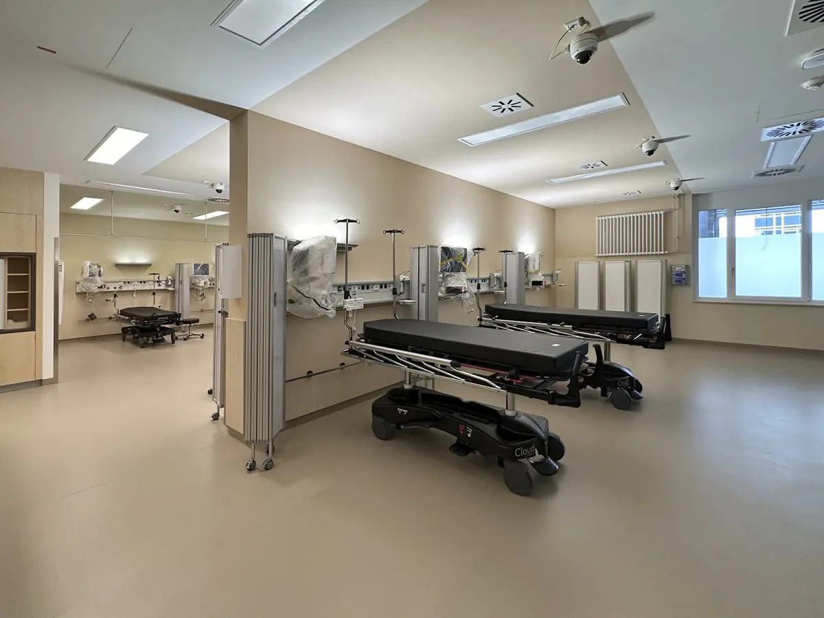 Patientenerholungsraum im Helios Universitätsklinikum Wuppertal mit modernen Krankenhausbetten