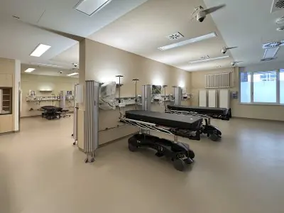 غرفة تعافي المرضى في Helios Universitätsklinikum Wuppertal مع أسرّة مستشفى حديثة