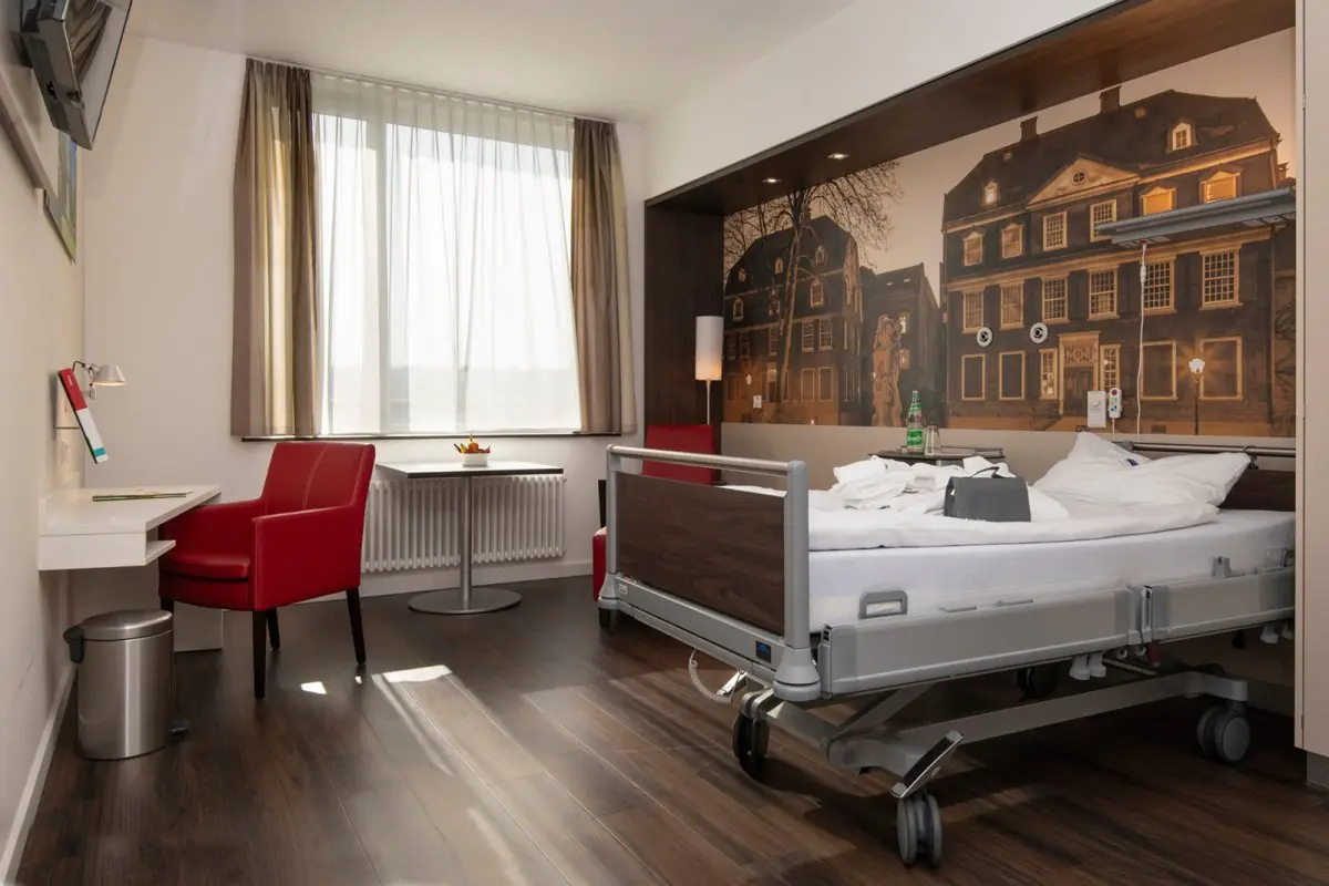 Patientenzimmer im Helios Universitätsklinikum Wuppertal mit moderner Einrichtung