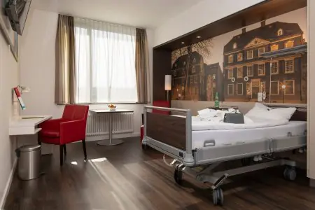 غرفة مرضى في Helios Universitätsklinikum Wuppertal بأثاث حديث