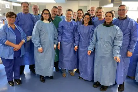 فريق طبي يرتدي ملابس جراحية في Helios Universitätsklinikum Wuppertal، ألمانيا
