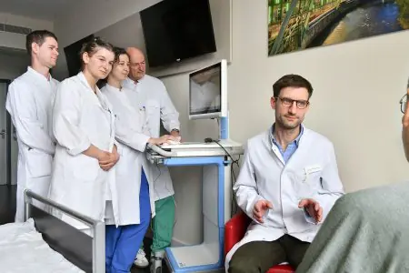 فريق طبي يستشير مريضًا في غرفة مستشفى Helios Universitätsklinikum Wuppertal