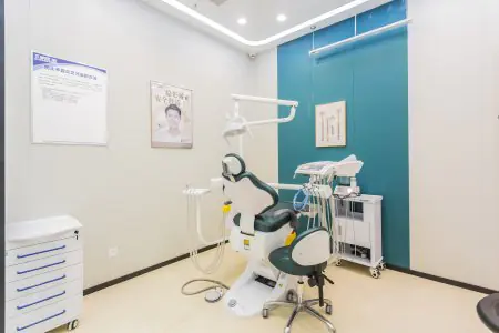 غرفة علاج الأسنان بمعدات حديثة في مستشفى ووهان ييا سيميي لطب الأسنان