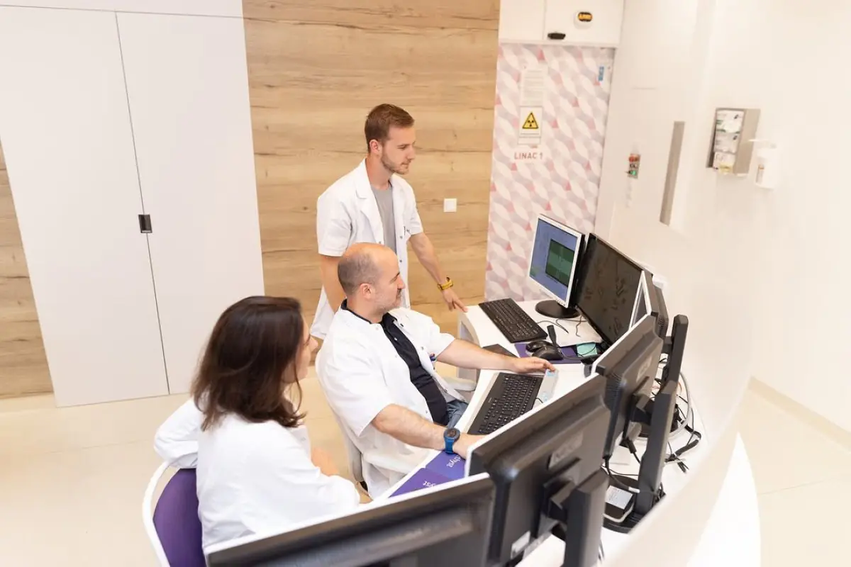Medical staff at Amethyst Radiotherapy Austria monitoring radiotherapy equipment