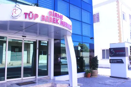 Exterior de la clínica Kyrenia IVF Center con fachada de vidrio moderno en Chipre