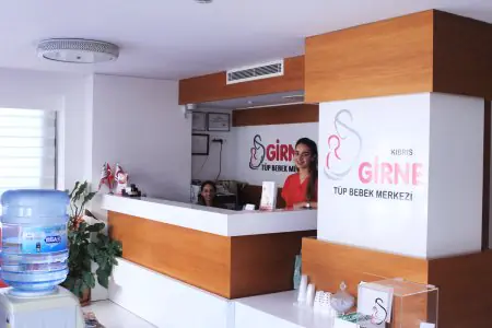 Área de recepción en Kyrenia IVF Center, interior moderno con personal y logo de la clínica