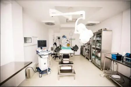 Quirófano con equipo avanzado de FIV en Kyrenia IVF Center, Chipre
