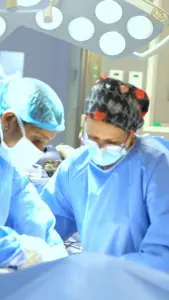 فريق جراحي يجري عملية تجميل في غرفة العمليات في عيادة د. روسيلي كاردينالي
