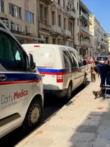 سيارات إسعاف CorfuMedica 24HR Medical Service متوقفة في شارع بمدينة كورفو