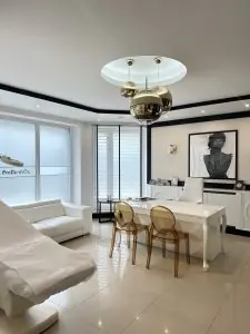 Sala de consultas en Klinika Promedion con decoración moderna y sillón de examen médico
