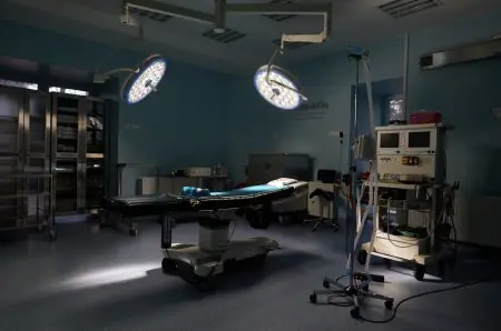 Quirófano moderno en Klinika Promedion con luces quirúrgicas y equipo médico