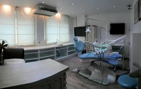 Sala de tratamiento dental moderna en Bangkok Dental Hospital con equipo avanzado