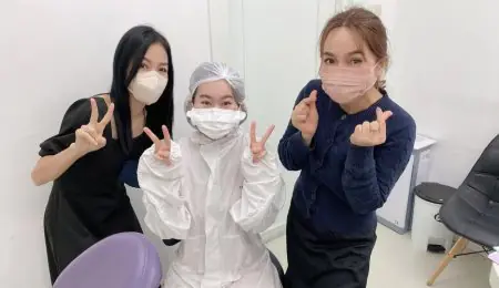 Personal dental con equipo de protección en sala de Bangkok Dental Hospital