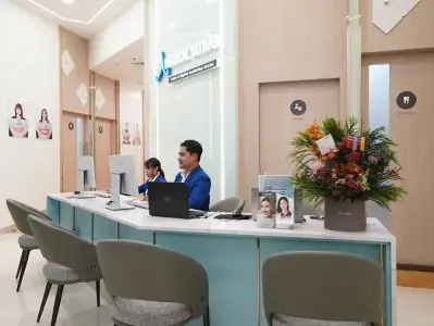 منطقة الاستقبال في عيادة Bangkok Smile Dental Clinic مع طاقم وديكور حديث
