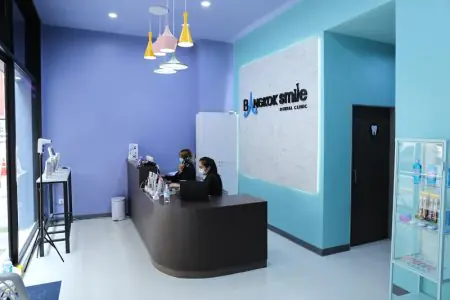 منطقة الاستقبال في عيادة Bangkok Smile Dental Clinic بديكور حديث وموظفين