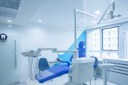غرفة علاج أسنان حديثة في عيادة Bangkok Smile Dental Clinic بمعدات متطورة